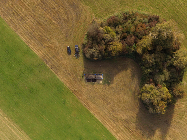 Badania sondażowe na grodzisku w Grońsku-Komorowie, pow. nowotomyski. W wykopie przecinającym zniwelowany odcinek wału widoczne konstrukcje drewniane i kamienne. Październik 2024 r. Fot. J. Mizerka
